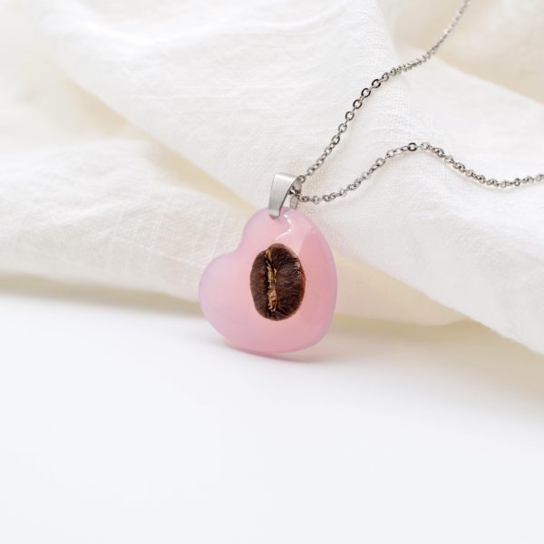 Colier cu pandantiv în formă de inimioară, roz pal, cu un bob de cafea prins în rășină